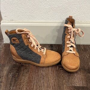 NWT Sorel Evie Tan and Gray Lace-Up Wedge Boots - 7.5